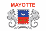 Le drapeau officieux de Mayotte porte les armoiries de l'le Mayotte centres sur un champ blanc, au-dessus duquel le nom de l'le apparat en majuscules rouges; les lments principaux des armoiries (deux fleurs  six ptales sur fond rouge, surmontes d'un croissant sur fond bleu), flanques de chaque ct d'un hippocampe, figurent au-dessus d'un rouleau  qui porte la devise Ra Hachiri ( = nous sommes vigilants, en mahorais); le seul drapeau officiel de Mayotte reste cependant le drapeau de la France, bleu, blanc, rouge. 
